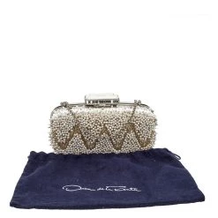 Oscar De La Renta White Satin Embellished Crown Goa Clutch For Women 21 Oscar De La Renta White Satin Embellished Crown Goa Clutch For Women -Oscar de la Renta Sales Shop luxury women oscar de la rentaslug used handbags p582837 009