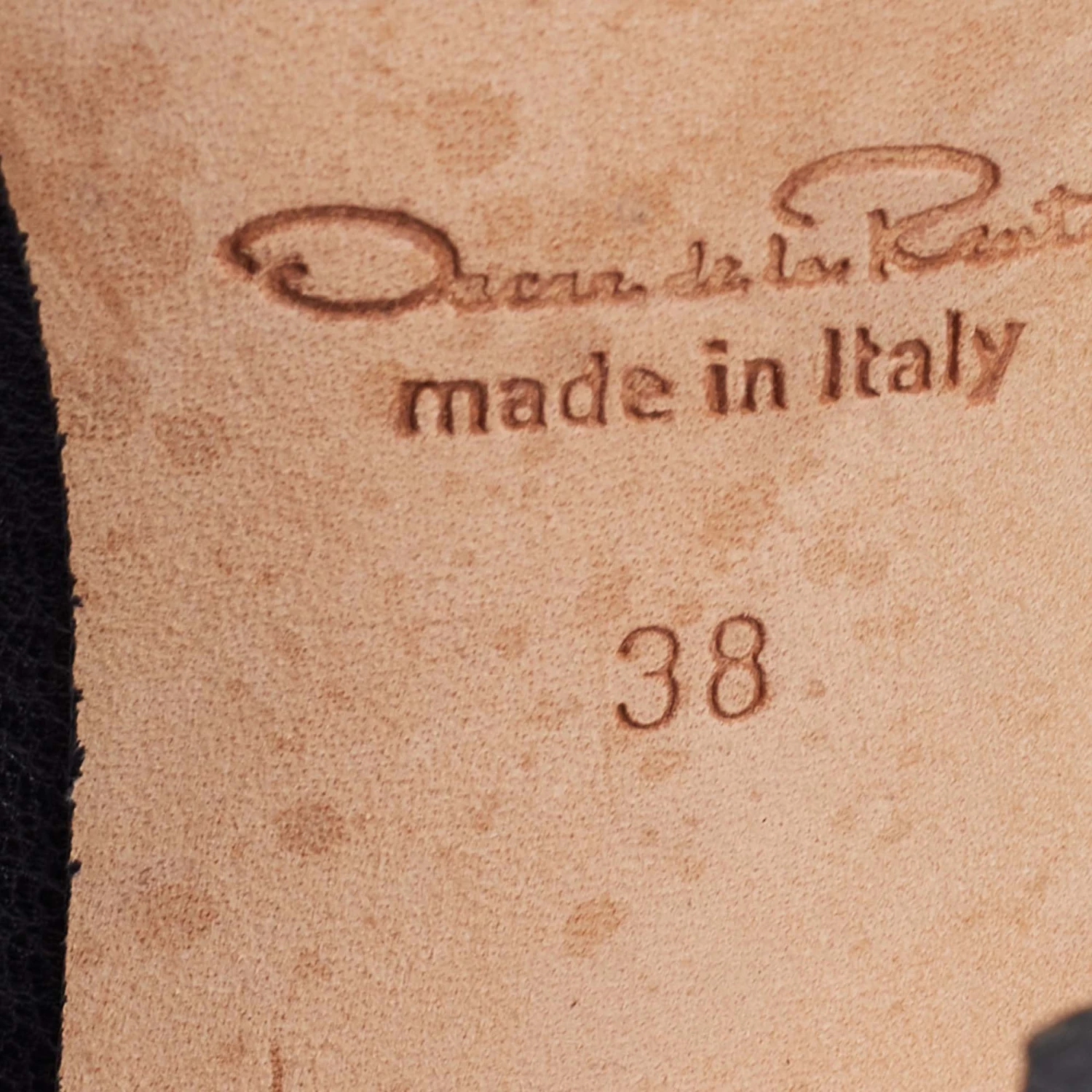 Oscar De La Renta Black Leather Pumps Size 38 For Women 10 Oscar De La Renta Black Leather Pumps Size 38 For Women - Image 8